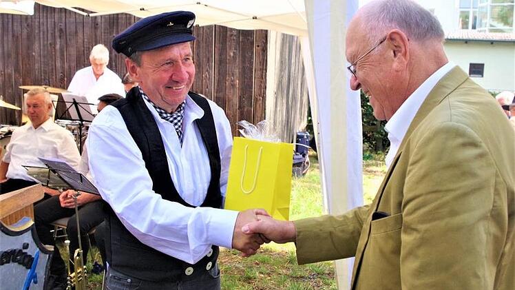Unterrodachs Bürgermeister Norbert Gräbner (links) überreichte dem Vorsitzenden des Bayerischen Landesvereins für Heimatpflege, Johann Böhm, ein Erinnerungsgeschenk. Gerd Fleischmann
