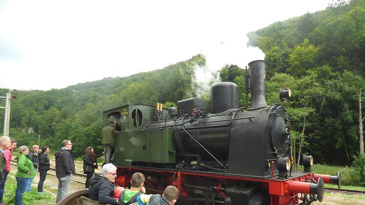 Die Dampflok "Nürnberg" startet gleich zur Rundfahrt. Foto: Thomas Weichert