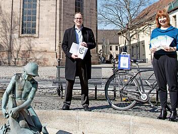 Oberb&uuml;rgermeister Florian Janik mit Museumsleiterin Brigitte Korn am Altst&auml;dter Kirchplatz. Hier beginnt die Erlanger-Tiergarten-Radtour.