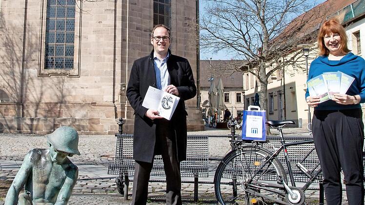Oberb&uuml;rgermeister Florian Janik mit Museumsleiterin Brigitte Korn am Altst&auml;dter Kirchplatz. Hier beginnt die Erlanger-Tiergarten-Radtour.