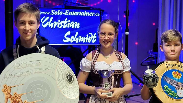 Erfolgreiche Jugendschützen: (v. l.) König Bastian Wagner, Jugend-Vizekönigin Emma Ruppert und Jugendkönig Luis Feeß