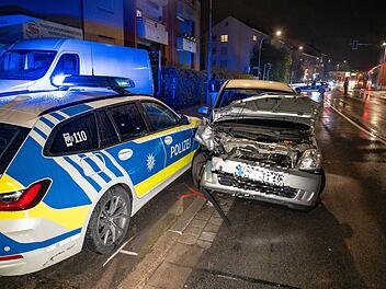 Verfolgungsjagd führt zu Verkehrsunfall: Flüchtendes Auto schließlich von Polizei gestoppt