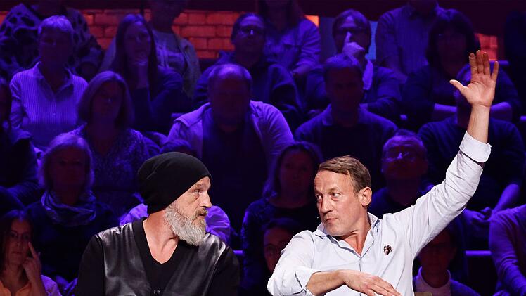 Torsten Sträter (links) gehört seit Jahren zu den Stammgästen der Rateshow "Wer weiß denn sowas?". Zum Auftakt der neuen Staffel rät er an der Seite des Debütanten Wotan Wilke Möhring.