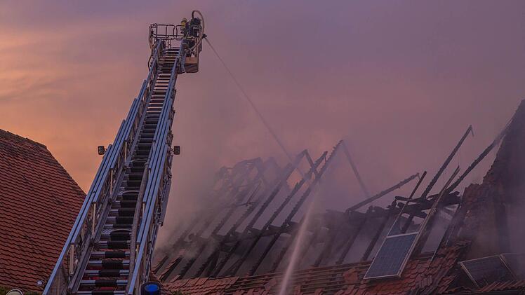 Am Dienstagnachmittag (06.08.2013) kam es in Aha zu einem Vollbrand einer Scheune. Der Brand wurde durch einen Blitzschlag ausgeloest. In der Scheune befanden sich zahlreiche Rinder, die aber noch rechtzeitig aus den Flammen befreit werden konnten. Personen kamen nach ersten Aussagen nicht zu Schaden. Insgesamt waren 150 Feuerwehrleute im Einsatz. Foto: News5 / Goppelt