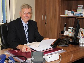 Emanuel Fritschka kennt die Probleme älterer Menschen. Viele seiner Patienten, die zu ihm in die Praxis kommen, sind Senioren. Foto: Ulrike Müller