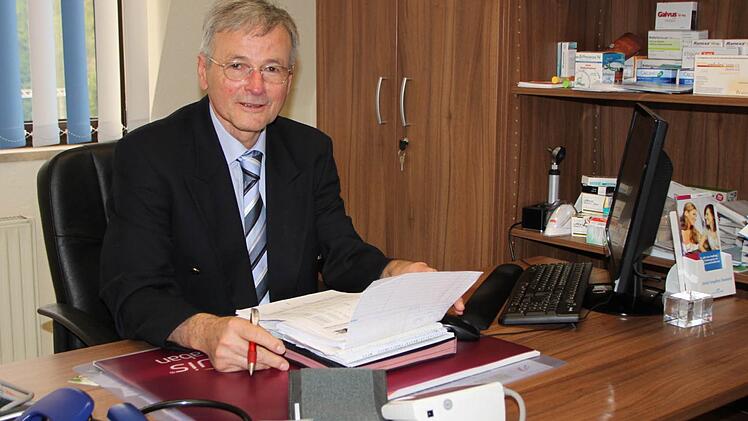 Emanuel Fritschka kennt die Probleme älterer Menschen. Viele seiner Patienten, die zu ihm in die Praxis kommen, sind Senioren. Foto: Ulrike Müller