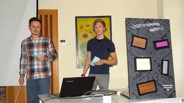 In der Realität arbeiten: In Zweiergruppen entstanden die neuen Raumkonzepte für den Jugendtreff der AWO in der ehemaligen Hausmeisterwohnung der Mittelschule Ebern. Am Freitag stellten die Schüler ihre Arbeiten inklusive Modell und Materialmuster dem AWO-Leiter Toni Michels und Vertretern der Stadt und der Mittelschule vor. Im Bild sind Dominik Hagen und Tobias Weck.