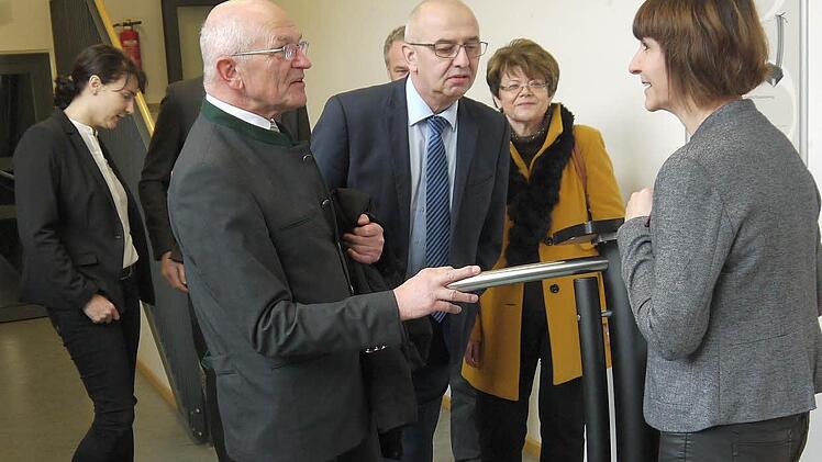 Diane Alka (rechts) erklärt Günther Denzler, Wolfgang Pfister und Elke Protzmann die Funktionsweise des "Galileo"-Trainingsgerätes im Pflegeheim der Flender'schen Spitalstiftung. Dieses steht auch der Seßlacher Bevölkerung zur Verfügung. Foto: Berthold Köhler