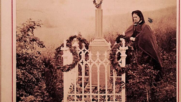 Das von dem damaligen Kissinger Starfotografen Wilhelm Cronenberg gefertigte Bild zeigt die Mutter des Gefallenen Friedrich Wilhelm von N. am Grab ihres Sohnes hinter dem Café Bellevue. Der gefallene Fähnrich gehörte zu den ersten Opfern des Kriegs bei den über dem Altenberg vorrückenden Preußen.  Repro: Werner Eberth