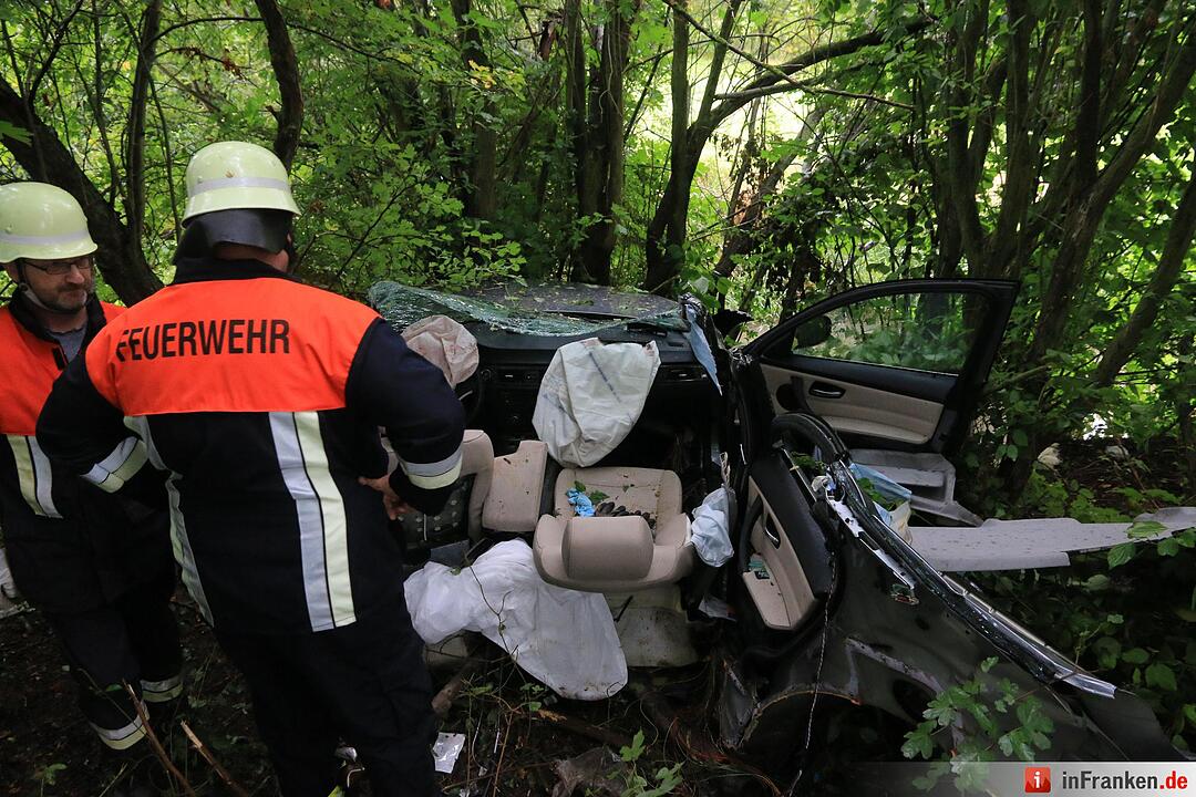 Fahrzeug bei Unfall in Frankenwinheim komplett zerstört