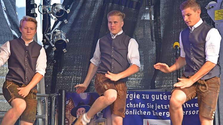 Ein abwechslungsreiches Bühnenprogramm gehört zu dem "Tag der Europäer" dazu, zum Beispiel ein echt bayerischer Auftritt mit Schuhplattln. Foto: Gabi Arnold