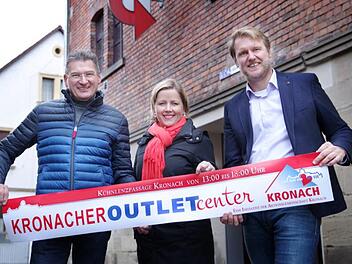 AG-Vorsitzender Dietrich Denzner (von links), seine Stellvertreterin Michaela Weiss sowie AG-Vorstandsmitglied Ulf Krause freuen sich auf den Startschuss für das erste Kronacher Outlet-Center.Heike Schülein