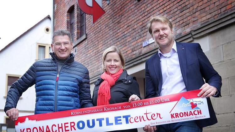 AG-Vorsitzender Dietrich Denzner (von links), seine Stellvertreterin Michaela Weiss sowie AG-Vorstandsmitglied Ulf Krause freuen sich auf den Startschuss für das erste Kronacher Outlet-Center.Heike Schülein