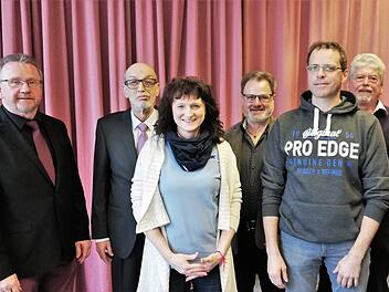 Der neue VdK-Kreisvorstand: (von links) Kreisvorsitzender Engelbert Roith,  Helmut Beck, Silvia Beck,  Harry Mack, Peter Heusinger, Karl Klein.Sigismund von Dobschütz