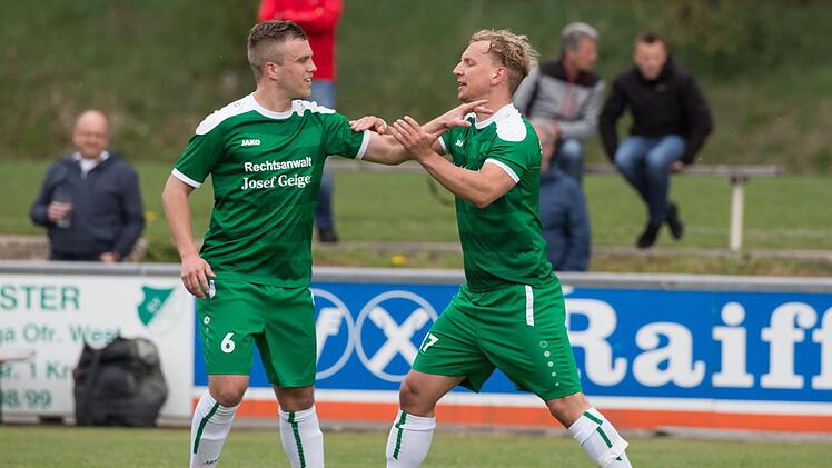 Bereits nach fünf Minuten durfte vor einer Woche David Daumann (rechts) nach seinem Elfmetertor gegen Herzogenaurach mit Teamkollege Fabian Müller jubeln. Ein solcher Blitzstart wäre auch gegen die scheinbar übermächtigen Feuchter am heutigen Samstag Gold wert.  Foto: Heinrich Weiß