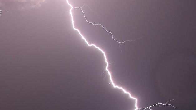 In Mittelfranken hat am Mittwoch ein Blitz in eine Scheune eingeschlagen. Symbolfoto: blinkingplanetary/pixabay.com