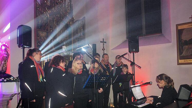 Der Ministrantenchor mit Katrin Werner am Keyboard im  Licht der ScheinwerferSusanne Deuerling