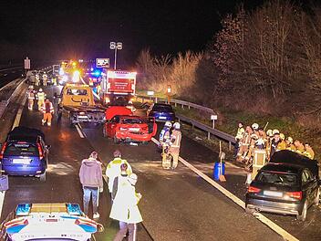 Fünf Autos waren an den ersten Kollisionen auf der A 70 bei Knetzgau beteiligt. Dabei wurde niemand verletzt.  Foto: News5