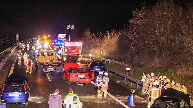 Fünf Autos waren an den ersten Kollisionen auf der A 70 bei Knetzgau beteiligt. Dabei wurde niemand verletzt.  Foto: News5