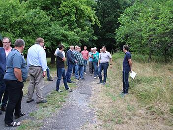 Auf diesem Weg strömt bei Starkregen Wasser ins Dorf. Wenn  an dieser Stelle ein Geschiebeschacht errichtet wird, könnte rechts des Weges ein Grundstück als Bauplatz ausgewiesen werden. Foto: Thomas Malz
