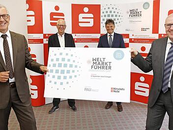 "Weltmarktführer Innovation Day" bei der Sparkasse Erlangen mit v.l. Walter Döring, Wirtschaftsminister a.D. Baden- Württemberg, Gastgeber Siegfried Balleis und Joachim Hornegger, Präsident FAU, sowie Johannes von Hebel, Vorstandsvorsitzender der Sparkasse Erlangen- Höchstadt-Herzogenaurach. Foto: Kurt Fuchs/ Sparkasse