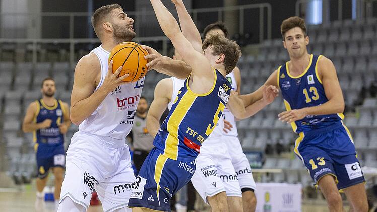 "Der Krebs hat sich mit dem Falschen angelegt": BBC-Kapitän Chris Wolf (mit Ball) hat für seine Offenheit im Kampf gegen Lymphdrüsenkrebs viel Zuspruch und Solidarität innerhalb der deutschen Basketball-Szene erfahren.