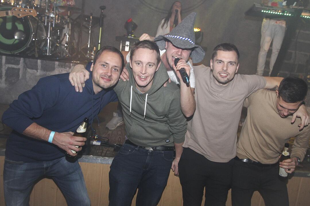 Die Partyband "Power" heizte ordentlich ein.