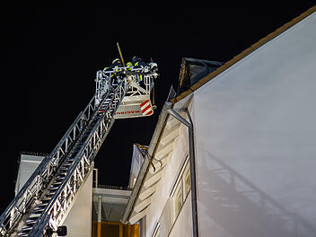 Auf dem Weg zur Arbeit: Frau bemerkt Haus-Brand in Franken - und rettet Bewohner