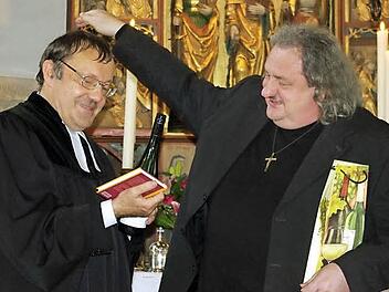 Pater Waldemar Brysch (rechts) bedachte den neuen Burggruber Pfarrer Michael Foltin (links) mit schönen Geschenken. Foto: Heike Schülein