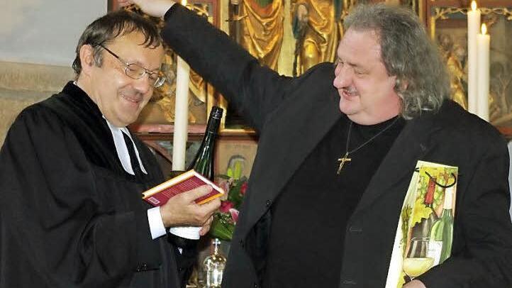 Pater Waldemar Brysch (rechts) bedachte den neuen Burggruber Pfarrer Michael Foltin (links) mit schönen Geschenken. Foto: Heike Schülein