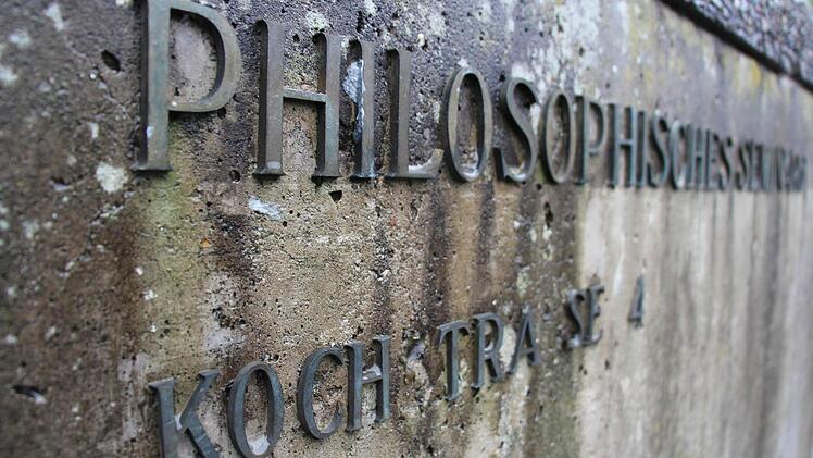 Am Eingang der Philosophischen Fakultät Erlangen Foto: Christian Bauriedel