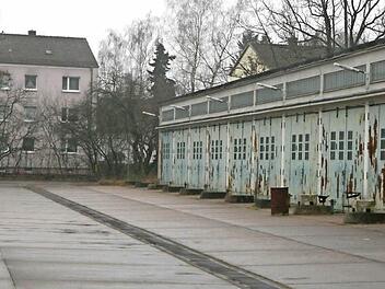 Auf dem ehemaligen BGS-Gelände befinden sich auch zahlreiche Hallen, die zurzeit größtenteils vermietet sind. Die direkte Nachbarschaft zur Wohnbebauung birgt aber Konfliktpotenzial. Dies würde sich freilich erübrigen, wenn die Hallen neuen Wohnhäusern weichen. Foto: Ulrike Nauer