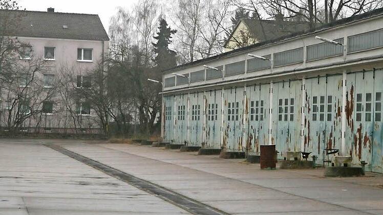 Auf dem ehemaligen BGS-Gelände befinden sich auch zahlreiche Hallen, die zurzeit größtenteils vermietet sind. Die direkte Nachbarschaft zur Wohnbebauung birgt aber Konfliktpotenzial. Dies würde sich freilich erübrigen, wenn die Hallen neuen Wohnhäusern weichen. Foto: Ulrike Nauer