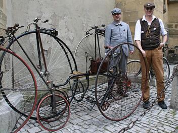 Ivo und Helge sind mit ihren acht Freunden auf ihren historischen Rädern unterwegs. Foto: Daniela Röllinger