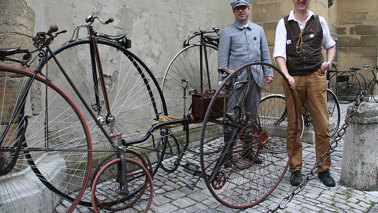 Ivo und Helge sind mit ihren acht Freunden auf ihren historischen Rädern unterwegs. Foto: Daniela Röllinger