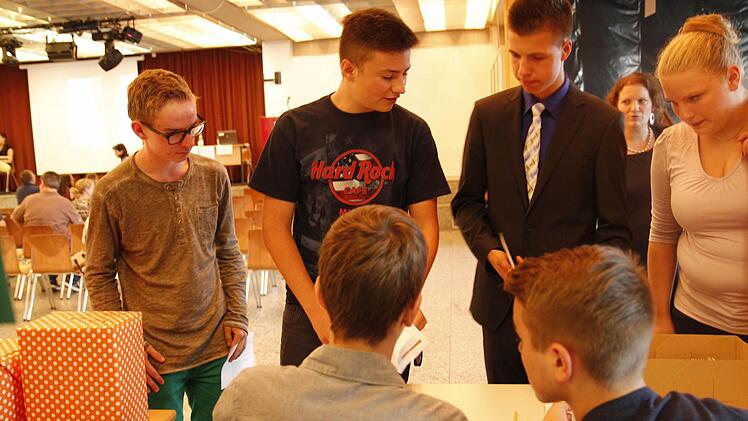 Vorstandsvorsitzender Patrik Lediger (Zweiter von rechts) bei letzten Abstimmungsgesprächen mit seinen Vorstandsmitgliedern.