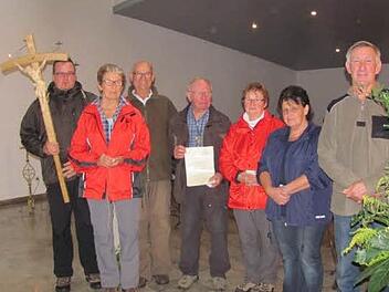 Eine Dankesurkunde erhielt bei der Wallfahrt Initiator Erhard Reuss (Bildmitte) Kreuzträger Andreas Seidenthal (von links) freute sich auch über die Jubiläumspilger Christa und Bernd Hornung, Christa Büchner, Gerda Schubert und Harald Rest, die zum 25. Mal teilnahmen. Initiator Siegfried Schuhmann fehlte wegen Krankheit. Foto: Christa Schmähling