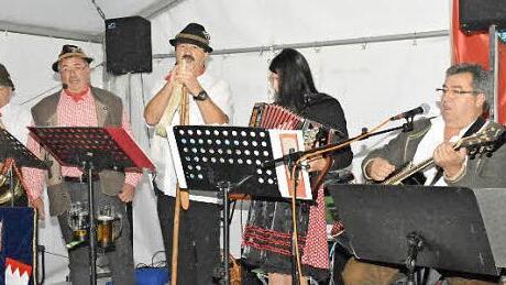 Die "Ibinder Wirtshaus-Schrollern" sorgten für Stimmung. Foto: Schmidt