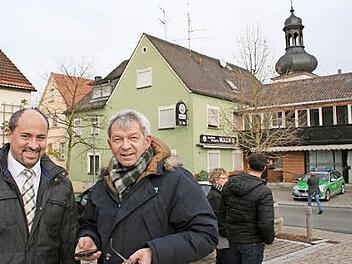 Vor dem leerstehenden Gasthof "Mach" - davor ein Polizeifahrzeug - sprach Bürgermeister Johannes Krapp (l.) mit Landrat Johann Kalb. Foto: Evi Seeger