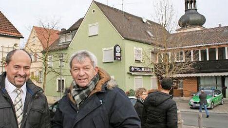 Vor dem leerstehenden Gasthof "Mach" - davor ein Polizeifahrzeug - sprach Bürgermeister Johannes Krapp (l.) mit Landrat Johann Kalb. Foto: Evi Seeger