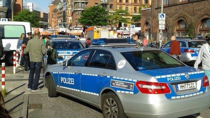 Am Fischmarkt in Hamburg: Hier in der Nähe passierte das Unglück. Die Einsatzfahrzeuge der Polizei kamen nicht ans Elbe-Ufer, da zu viele Leute und Fahrzeuge unterwegs waren. Das Bild nahm ein Ehepaar aus der Stadt Eltmann auf, das zufällig das Geschehen beobachtete.  Foto: privat
