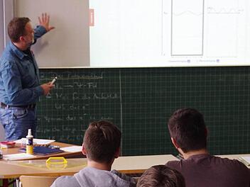 Bei der Sanierung wurde moderne Technik installiert. Aber auch bewährte Dinge wie die gute, alte Kreidetafel wurden am Kaspar-Zeuß-Gymnasium bewusst einbezogen. Foto: Marco Meißner