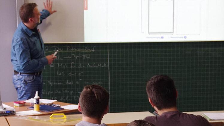 Bei der Sanierung wurde moderne Technik installiert. Aber auch bewährte Dinge wie die gute, alte Kreidetafel wurden am Kaspar-Zeuß-Gymnasium bewusst einbezogen. Foto: Marco Meißner