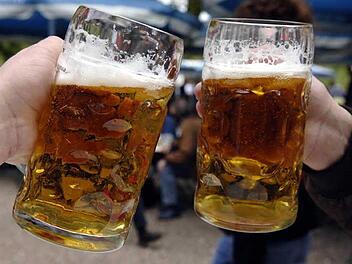 Bier darf auf den zahlreichen Kirchweihen und Volksfesten dieses Wochenende nicht fehlen. Foto: Jan Woitas/dpa