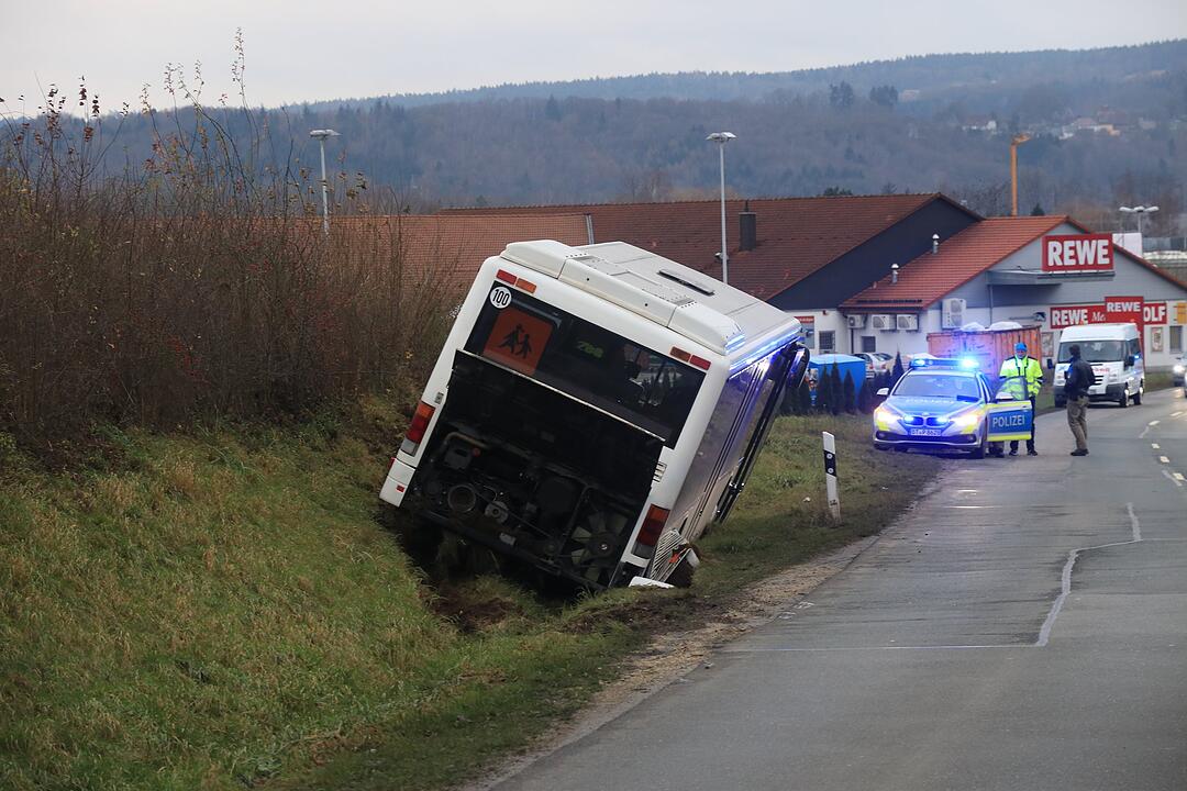 Oberfranken: Schulbus kommt von Straße ab