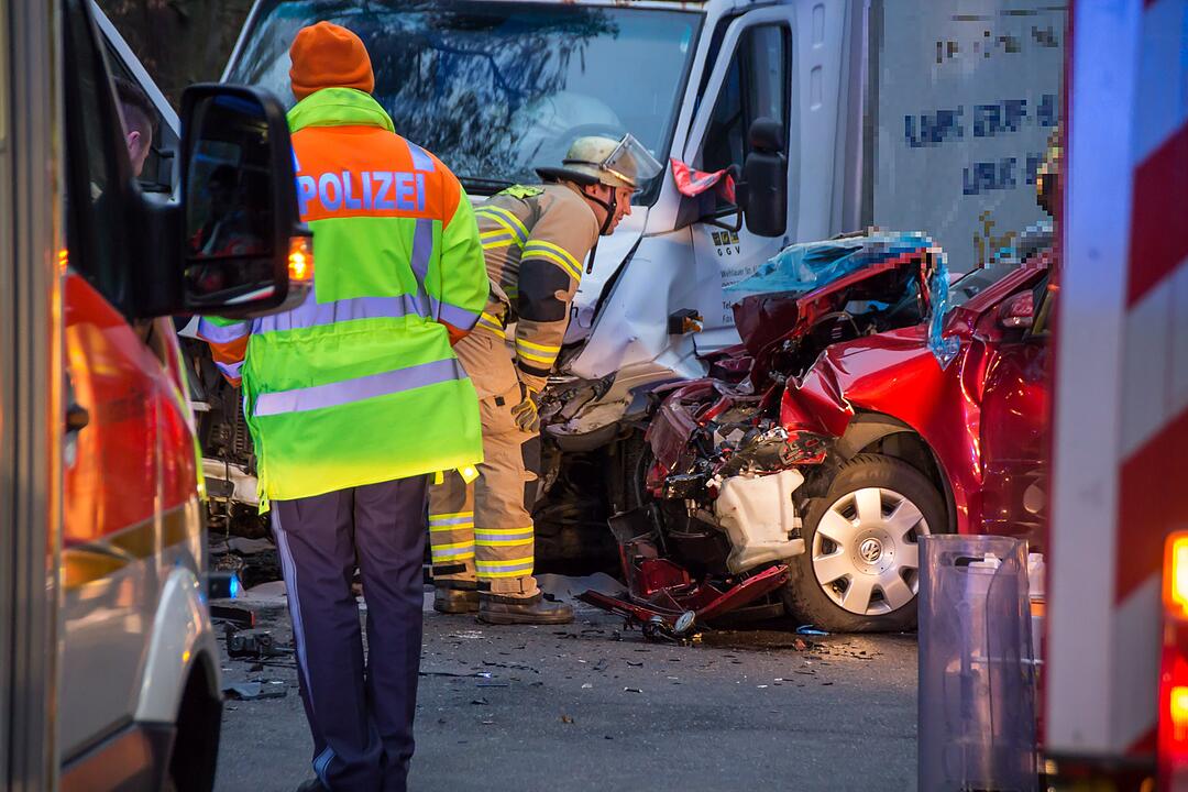 Fürth: Schwerer Unfall - Feuerwehr muss Frau befreien
