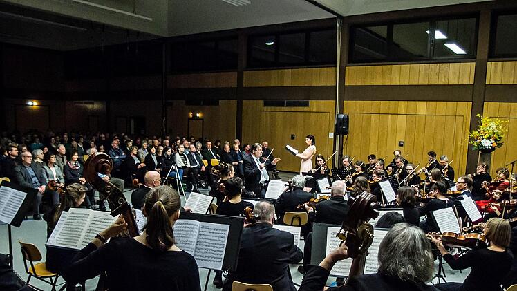 Das Orchester der Musikfreunde Neustadt unter Leitung von Hans Stähli beeindruckte mit seinem Sinfoniekonzert in der Mehrzweckhalle Heubischer Straße.Foto: Jochen Berger