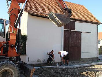 Mit Hochdruck wird in Wermerichshausen an der Fertigstellung der Ortsdurchfahrt gearbeitet.HeikeBeudert