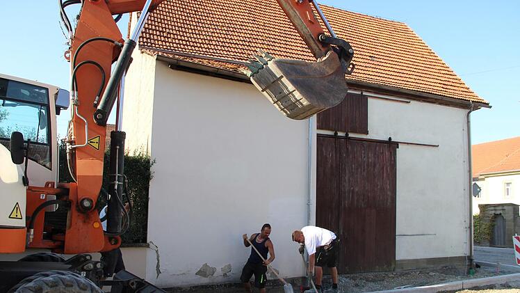 Mit Hochdruck wird in Wermerichshausen an der Fertigstellung der Ortsdurchfahrt gearbeitet.HeikeBeudert