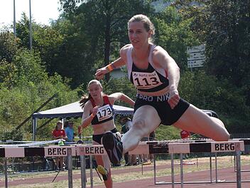 Johanna Büchs vom TV/DJK Hammelburg lieferte bei ihren Sieg über die 100 Meter Hürden der Aktiven ein vielversprechendes Comeback.Reinhold Nürnberger